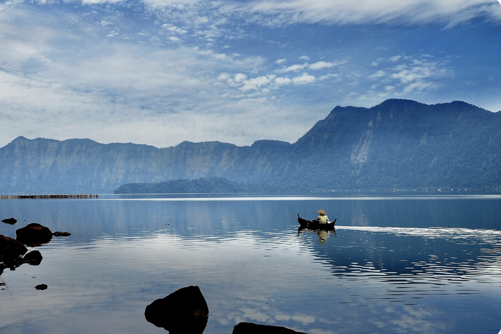 10 Danau di Indonesia dengan Pemandangan Menakjubkan